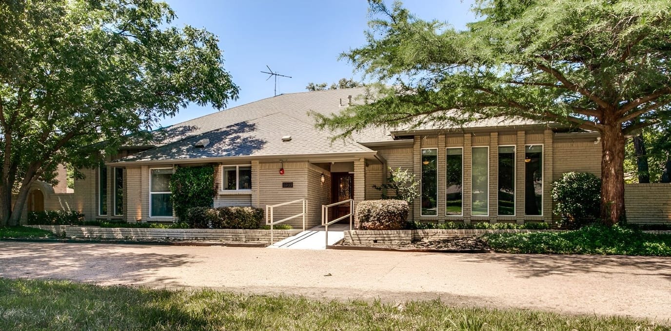 Exterior view of The Sage Oak of Preston Hollow