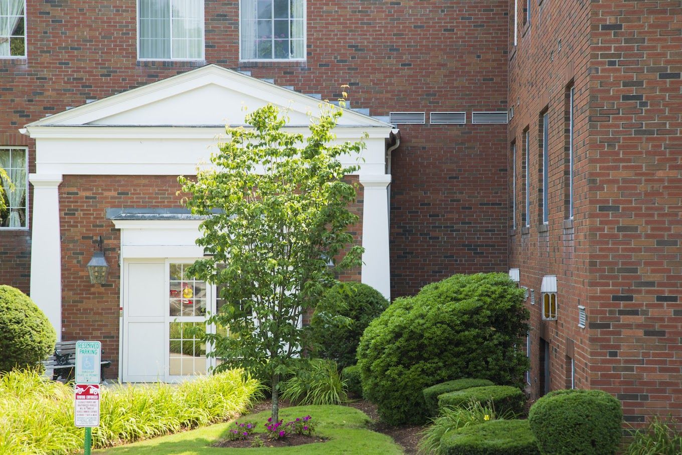 Exterior view of Park Avenue Health Center entrance