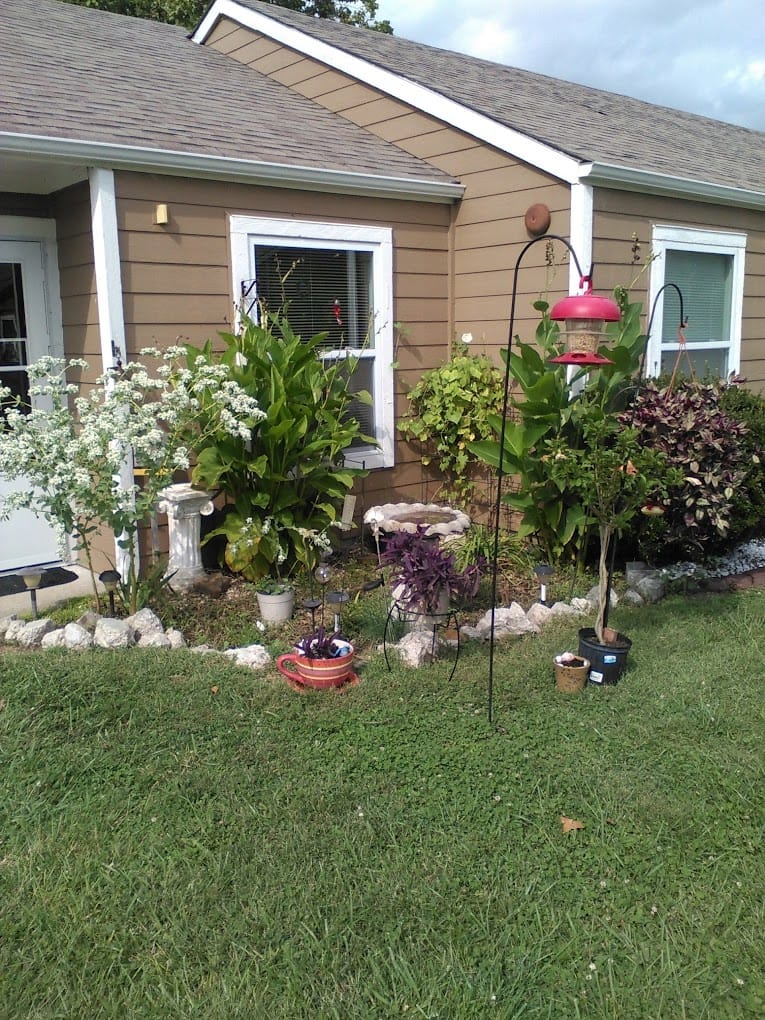 Exterior view of a garden at Parkview Gardens Apartments