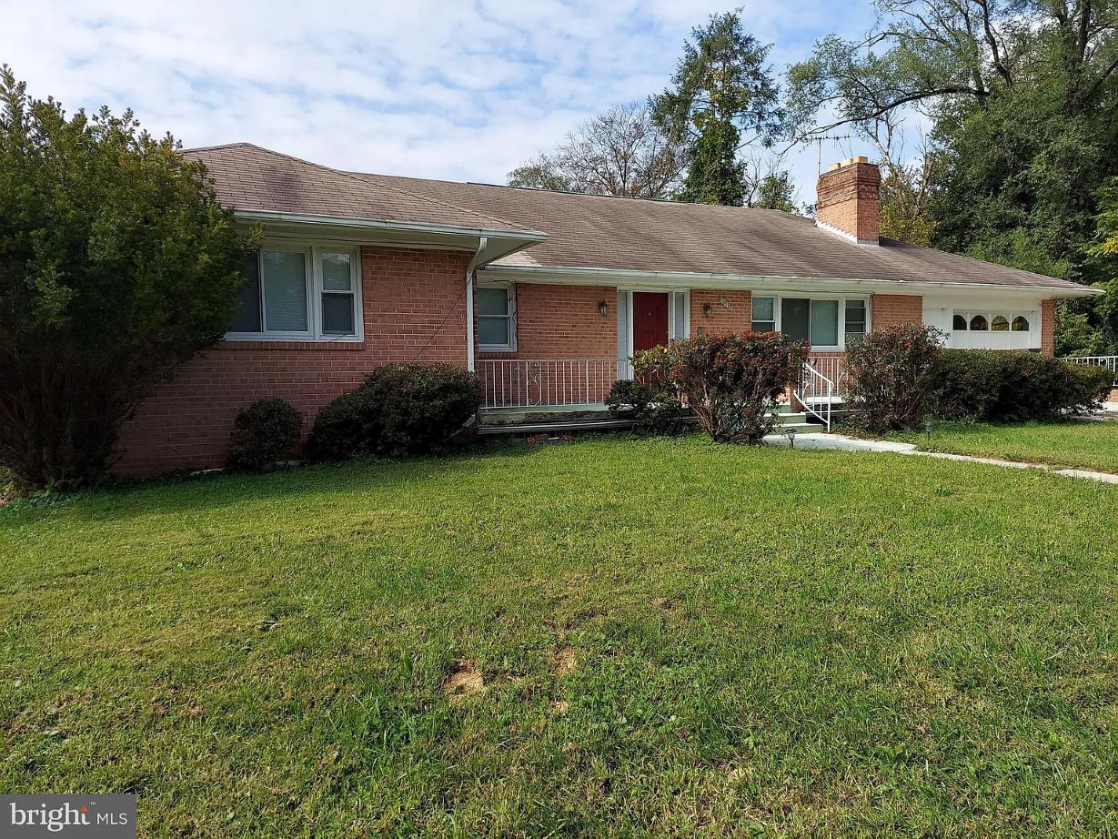 Exterior view of Sunny Side Manor with landscaped yard