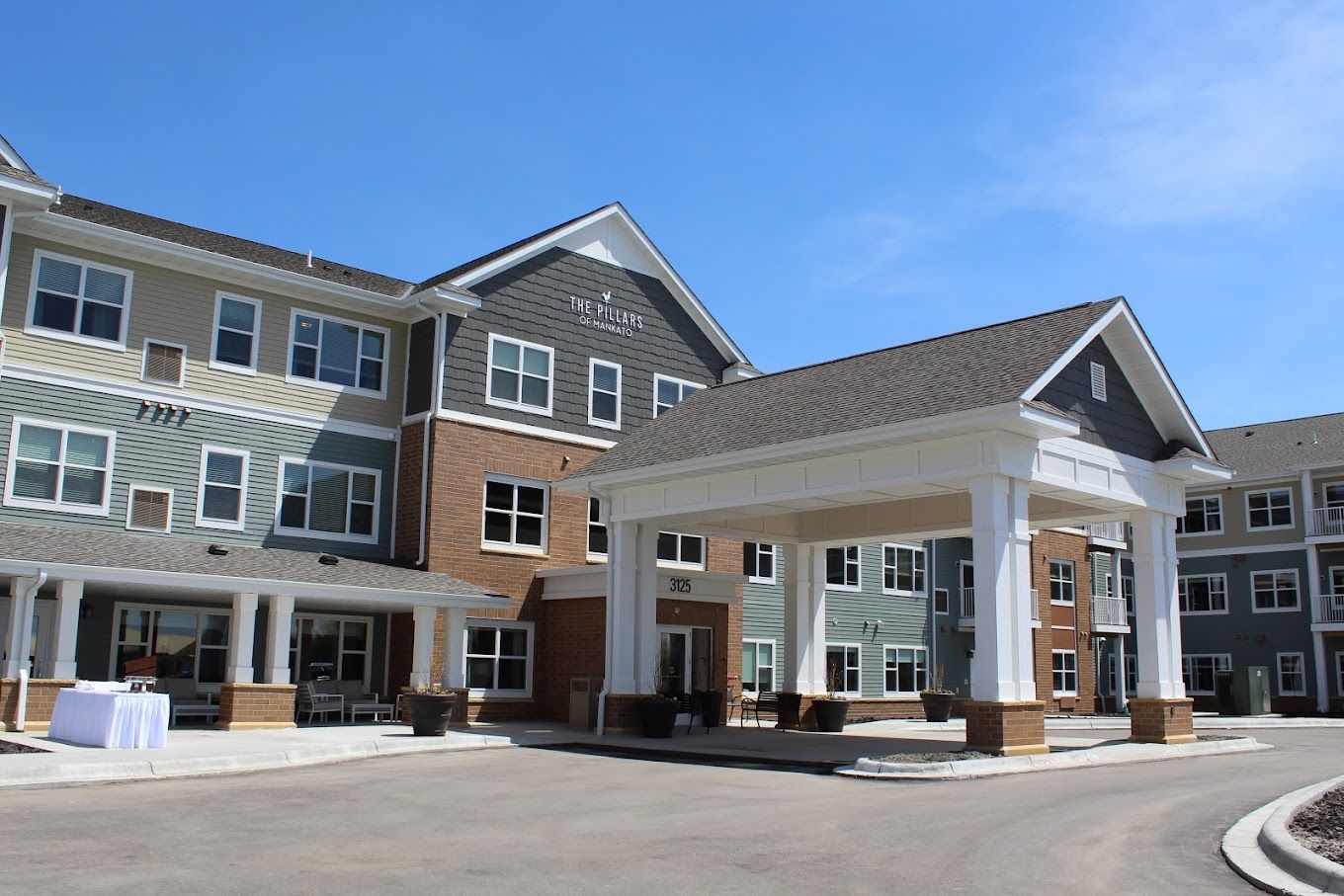 Exterior view of The Pillars of Mankato building