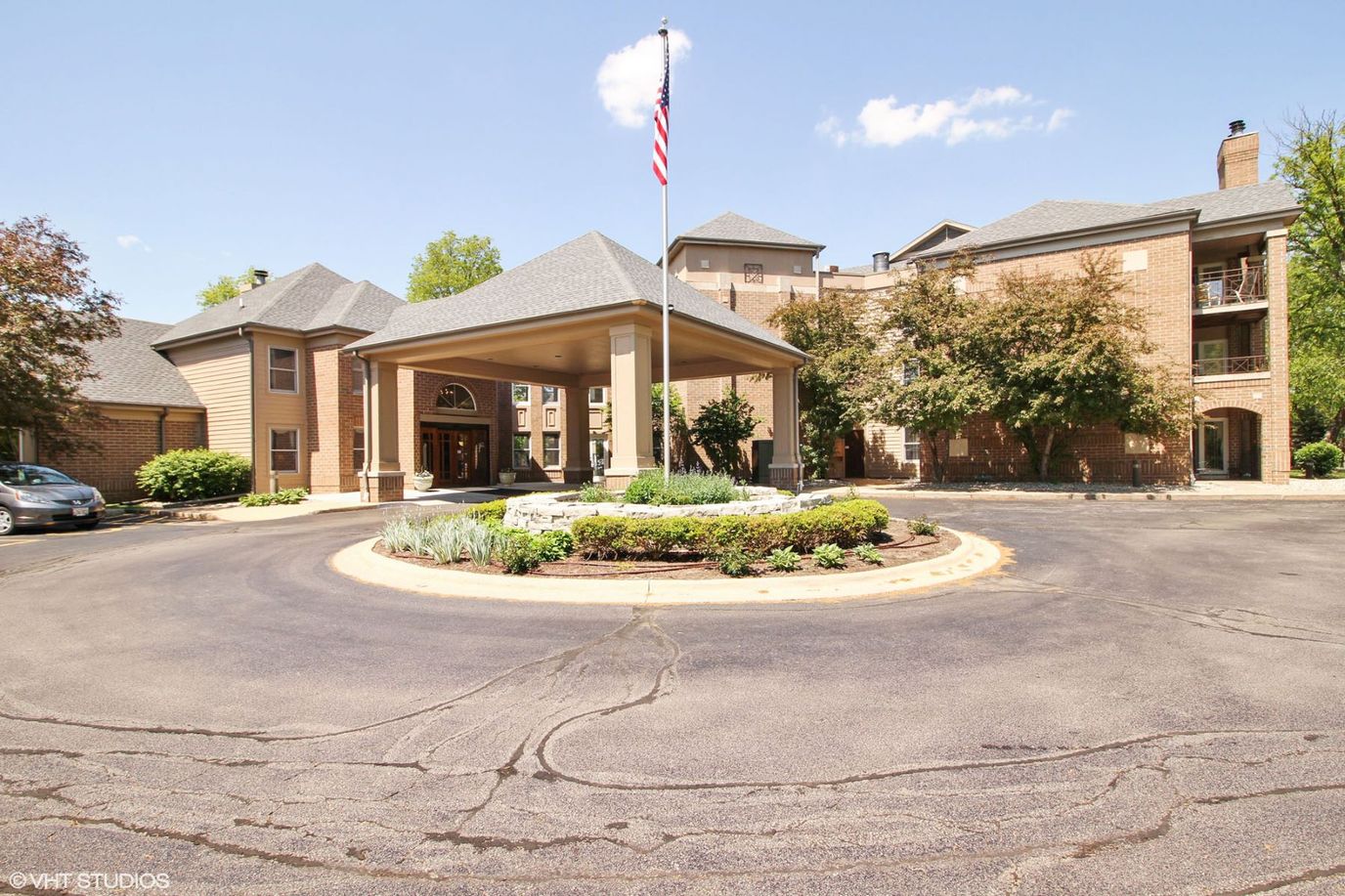 Exterior view of Westwood Oaks Independent Living facility
