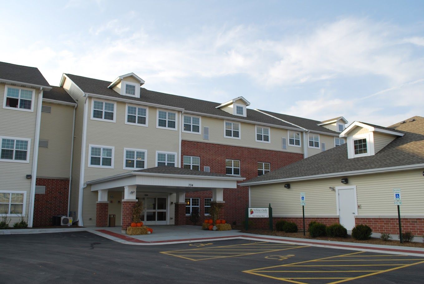 Exterior view of White Oaks at Heritage Woods
