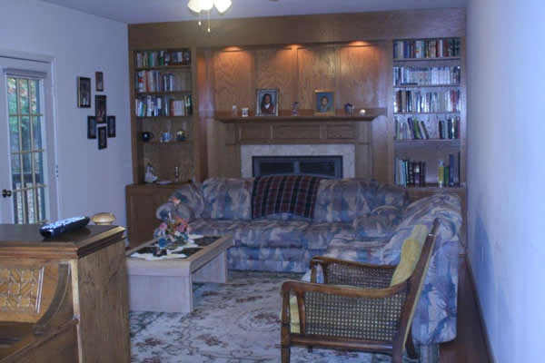 Green Haven Assisted Living, assisted living in Bowie, MD — Cozy living room with bookshelves and comfortable seating