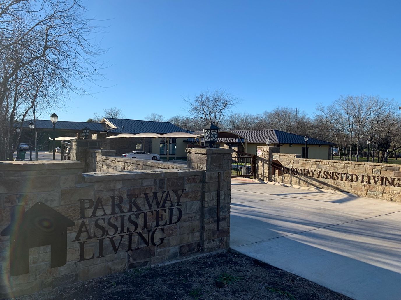 Exterior view of Parkway Assisted Living building and entrance