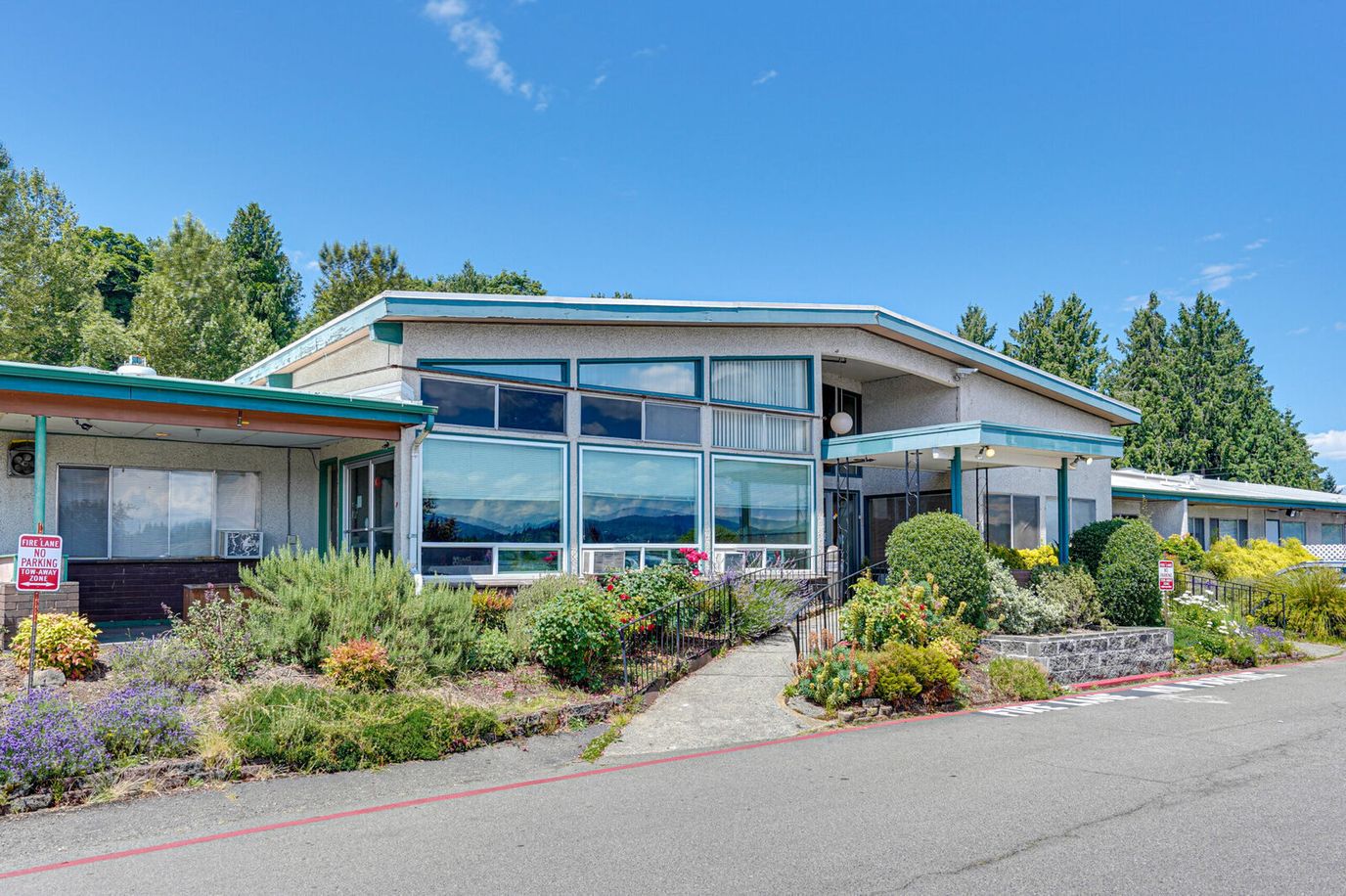 Exterior view of Renton Health and Rehabilitation facility