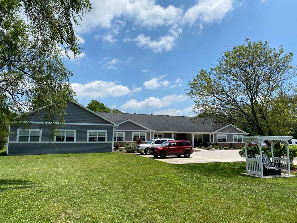 Exterior view of Arbor Rose of Charleston with green lawn