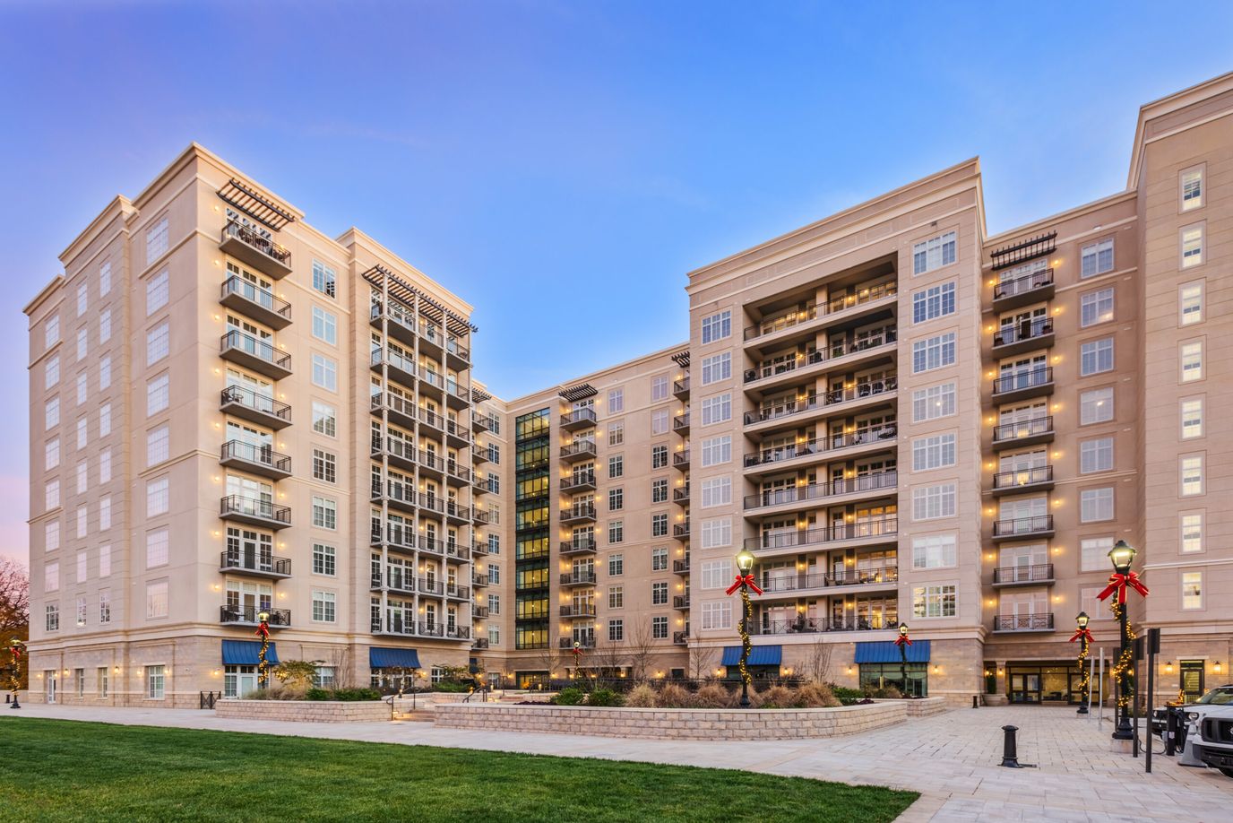 Exterior view of The Barclay at SouthPark facility