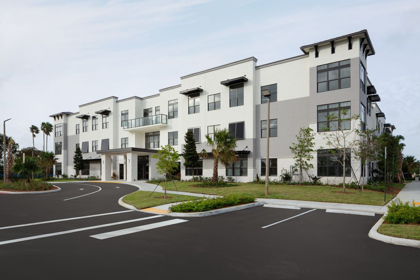 Exterior view of The Palms at Plantation facility