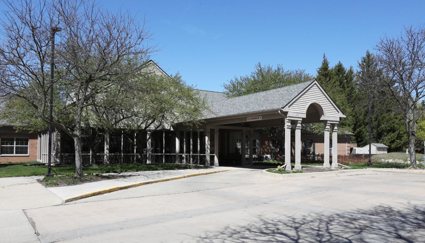 Exterior view of Oakmont Livonia's entrance