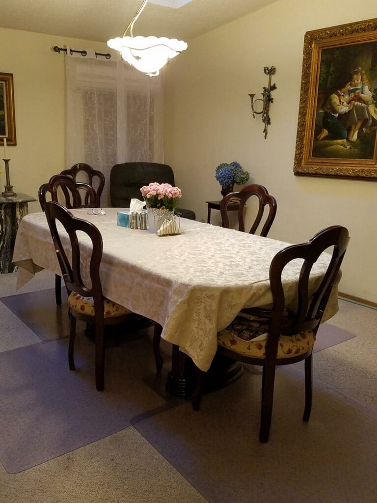 Cozy dining room with a large table and chairs