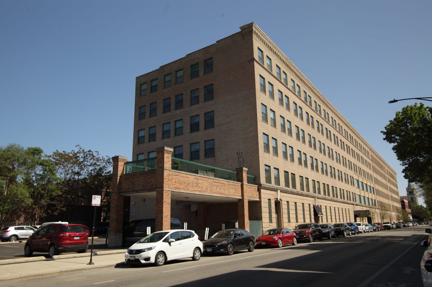 Exterior view of The Vistas of Lincoln Park
