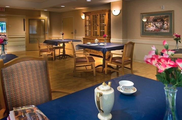 Interior dining room with tables and flowers