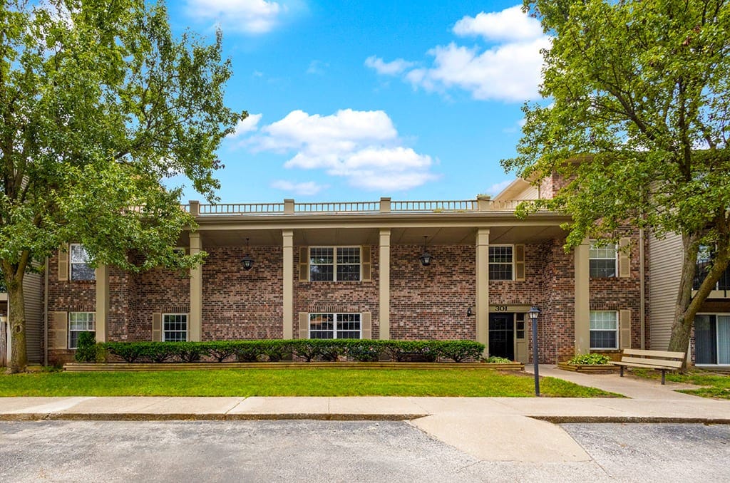 Front view of Cambridge Square Apartments with landscaped area