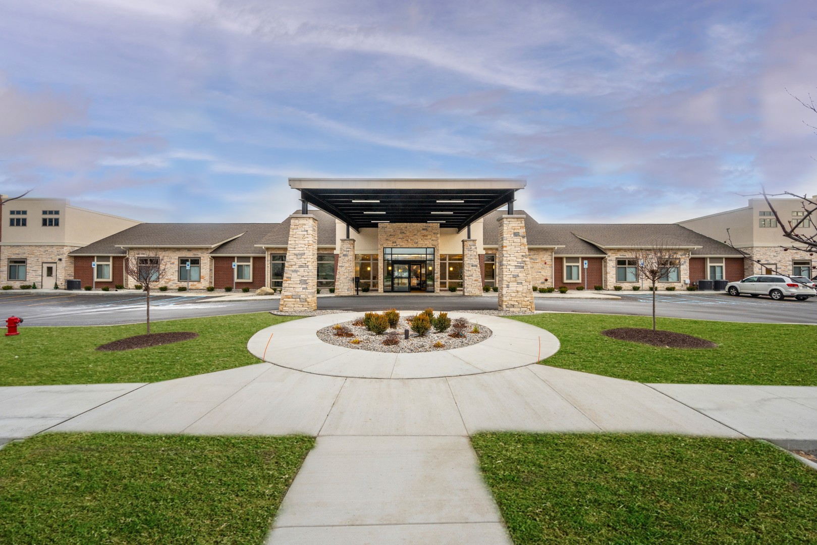 Exterior view of Hampton Manor of Commerce entrance