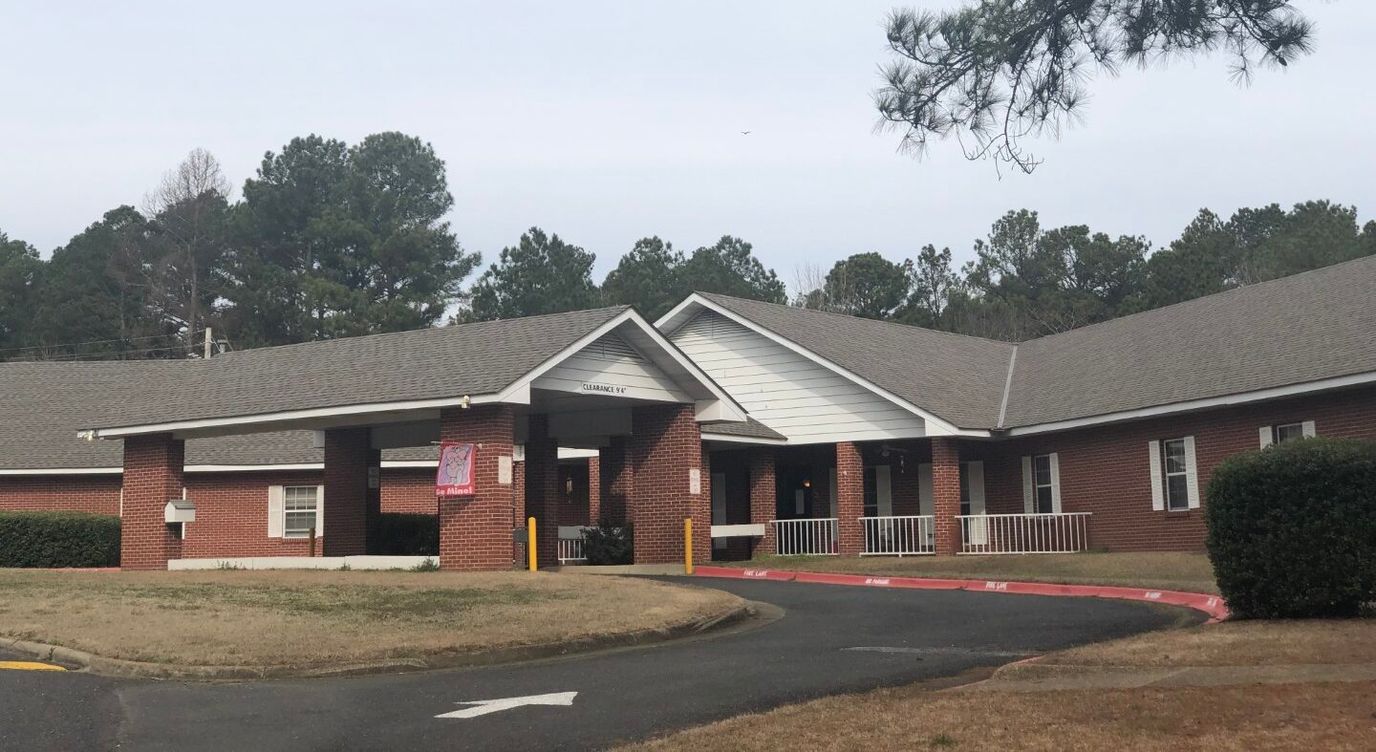 Exterior view of Lakewood Therapy and Living Center