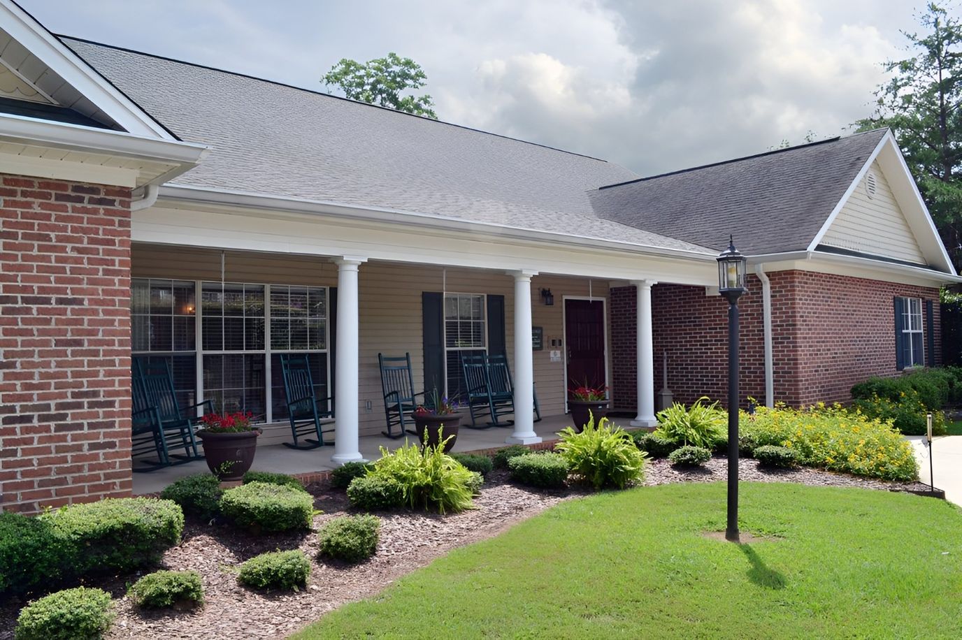 Exterior view of the Country Cottage Russellville entrance