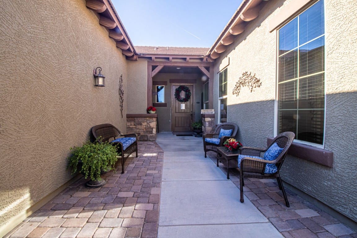 Entrance area with seating and decorations