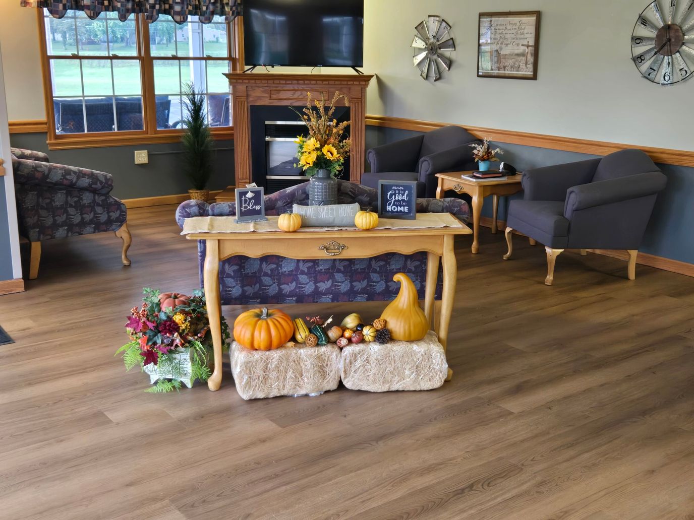 Cozy common area with autumn decor and seating