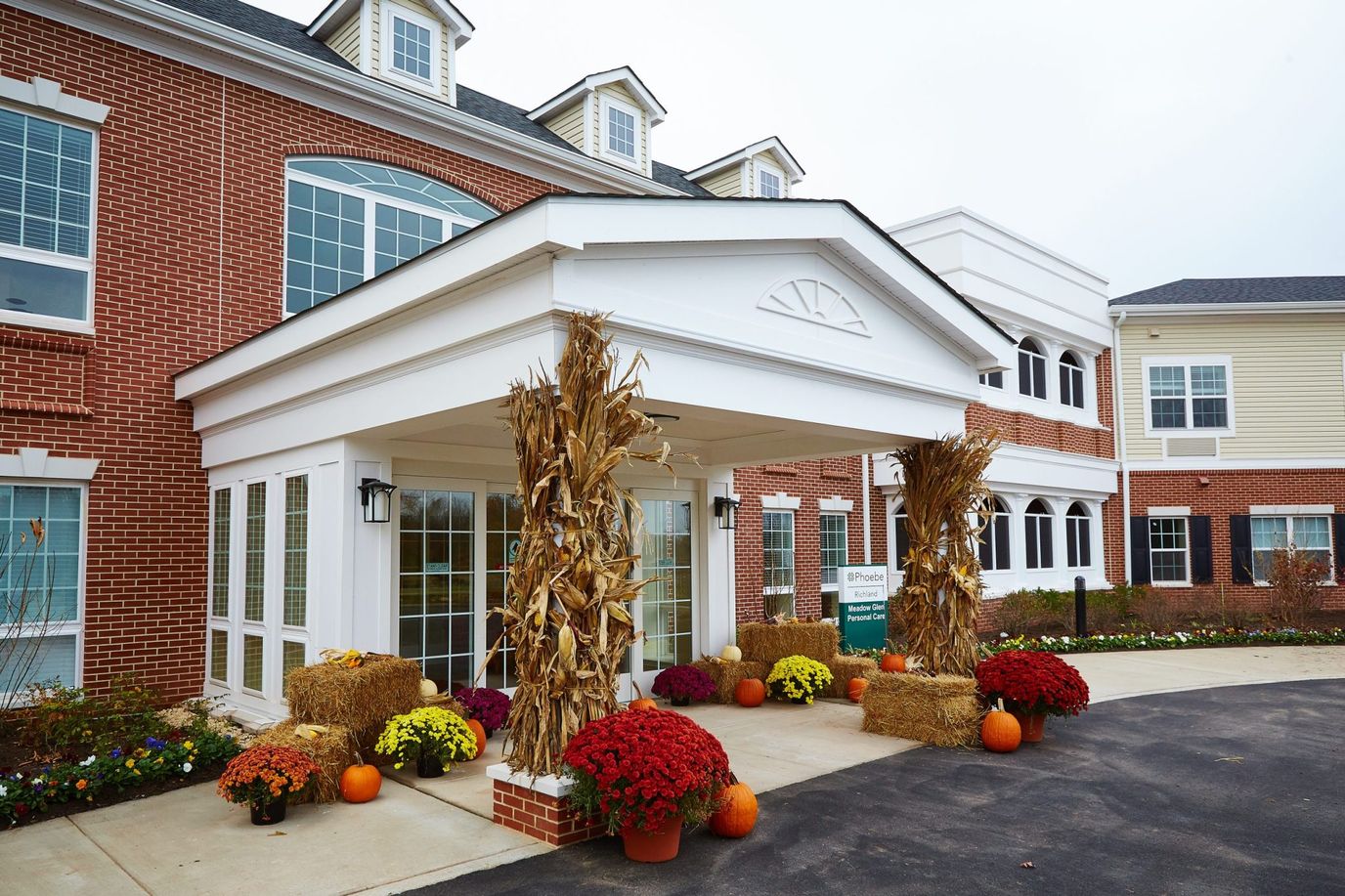 Entrance of Meadow Glen at Phoebe Richland adorned with seasonal decor
