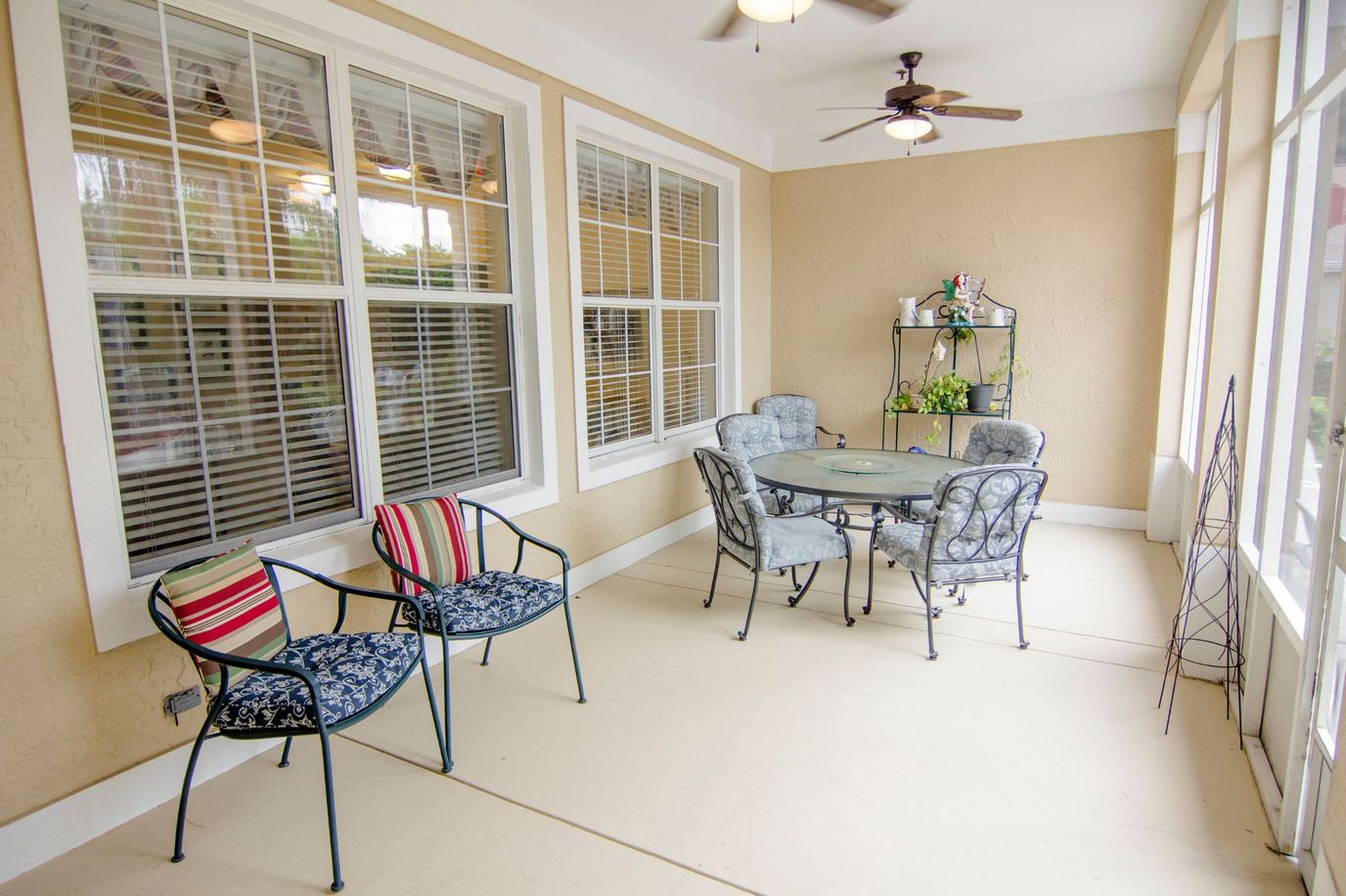 Celebration Villa of Winter Haven Al, assisted living in Winter Haven, FL — Sunroom with seating and a small dining table