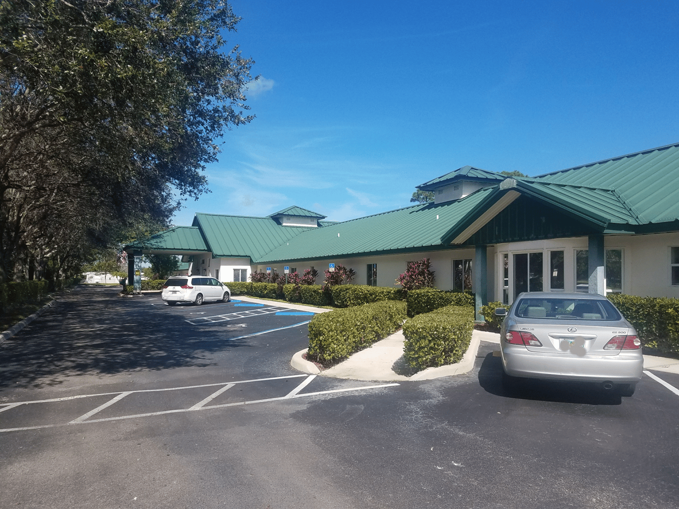 Exterior view of Palm's Edge Assisted Living facility