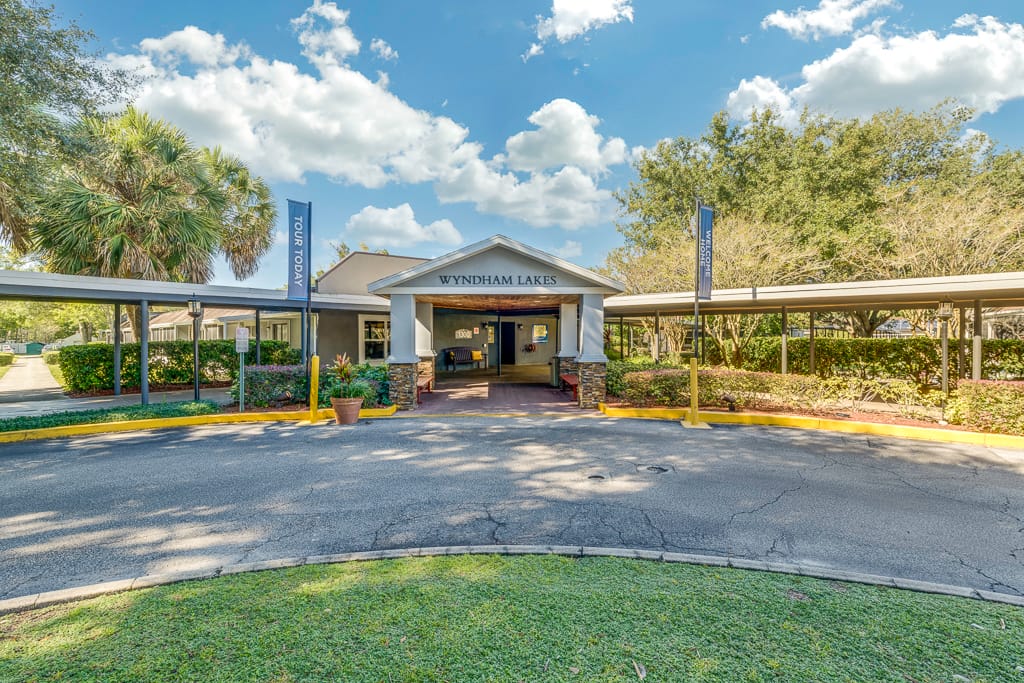 Exterior view of Wyndham Lakes Jacksonville entrance.