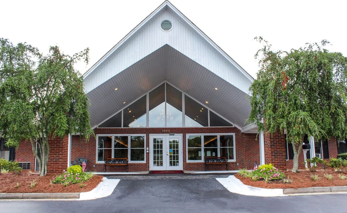 Front entrance of Oaks at Conyers facility