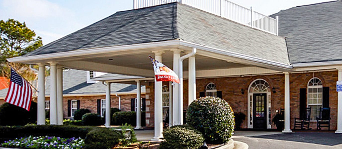 Exterior view of Cedarhurst of Oakwood with landscaping