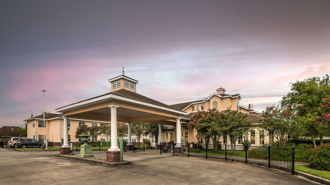 Facade of Homestead Assisted Living covered entrance