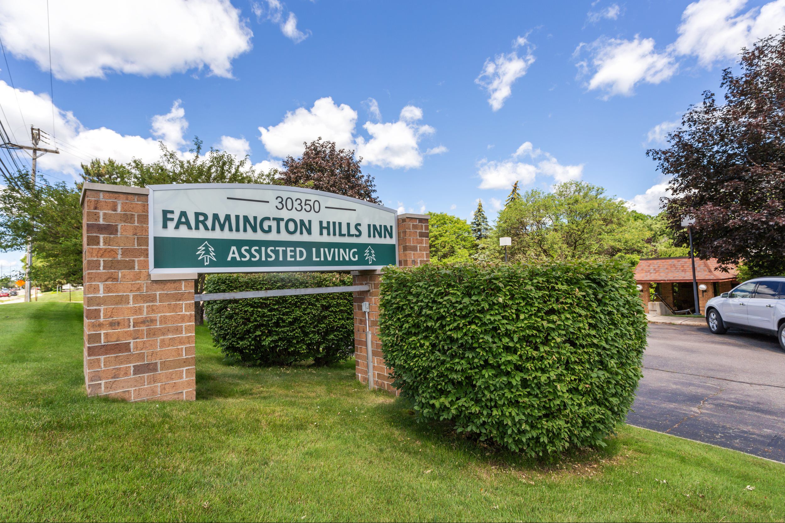 Sign for Farmington Hills Inn, assisted living facility