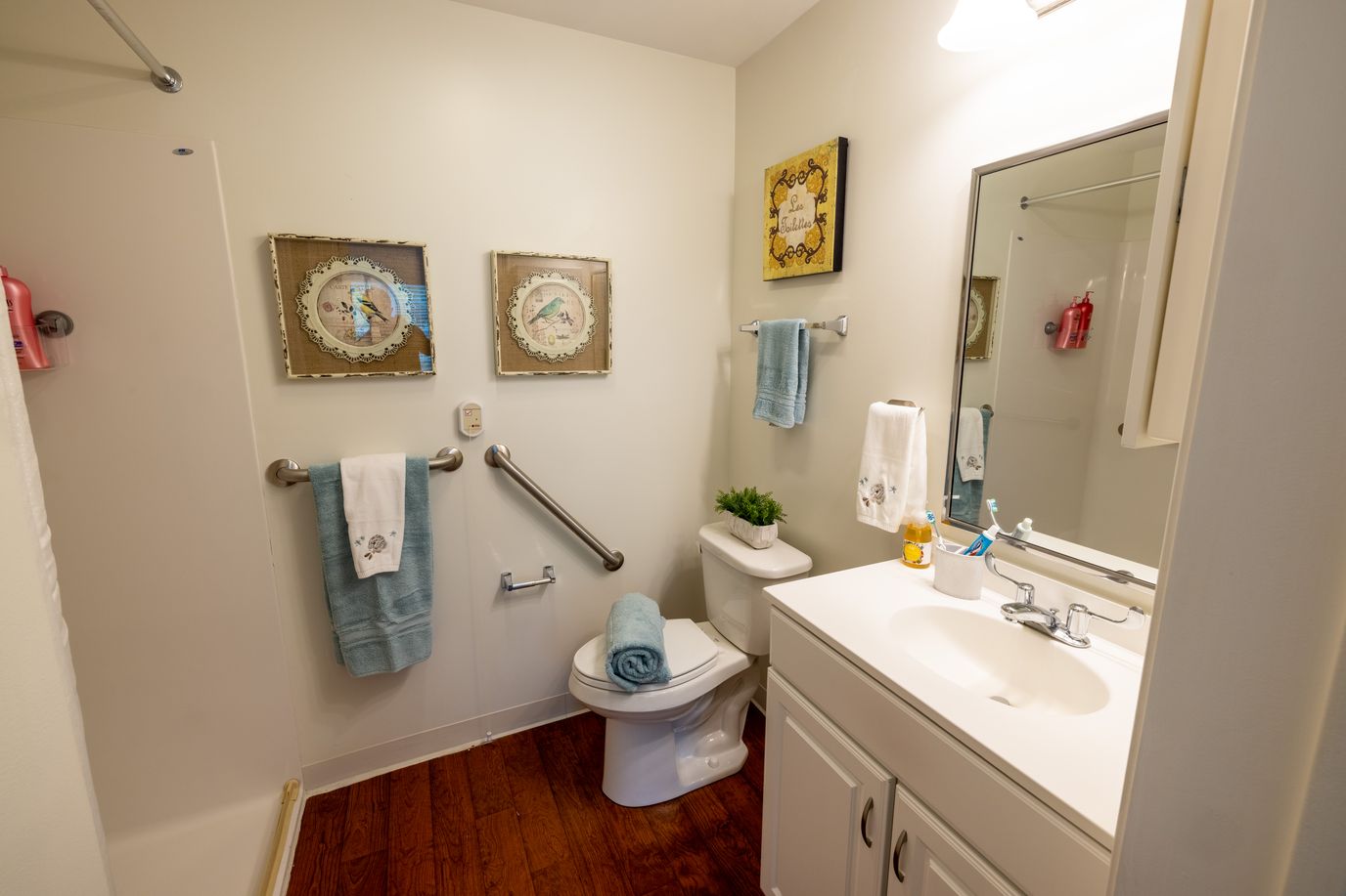 Clean bathroom with fixtures and decor