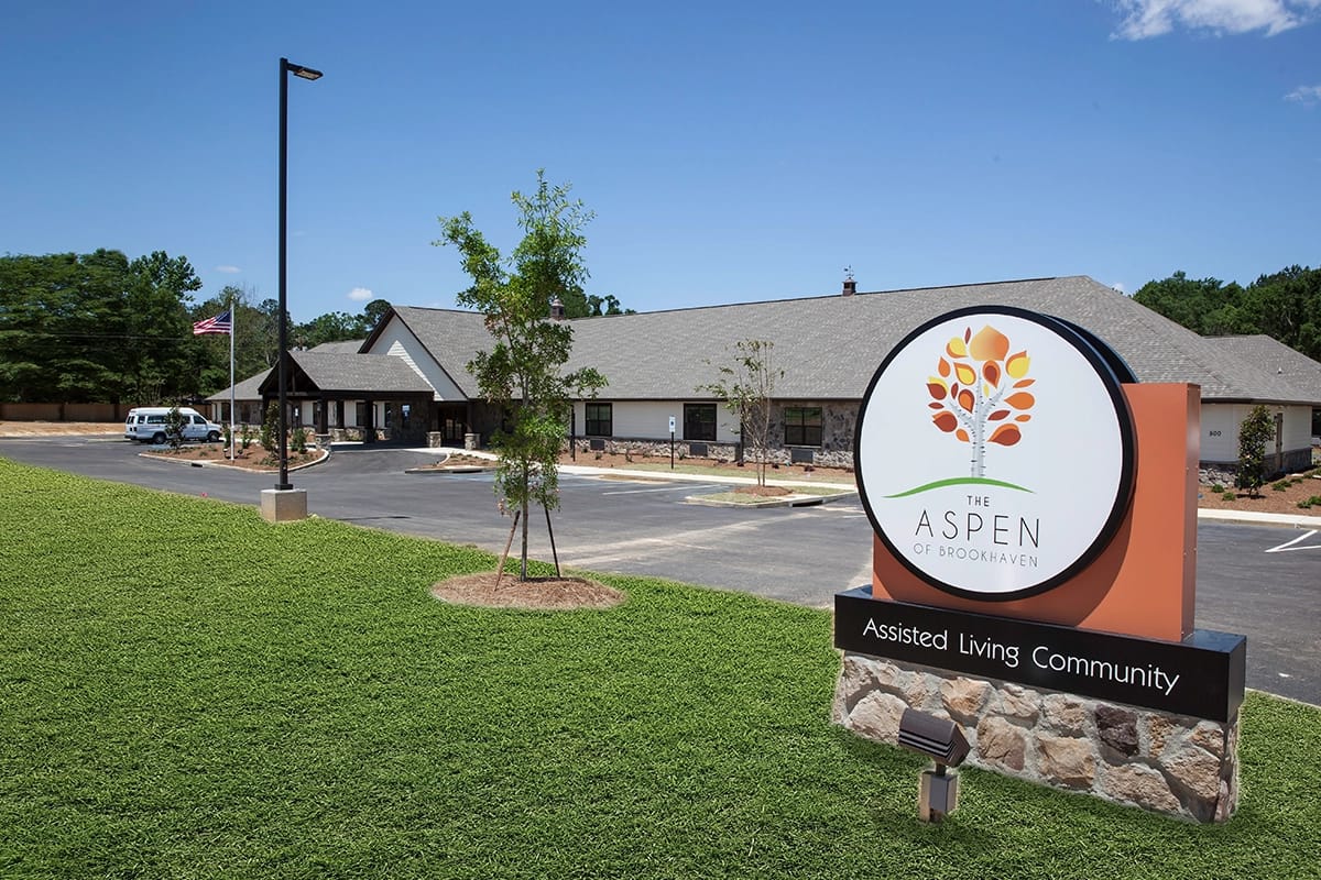 Exterior view of The Aspen of Brookhaven sign and building