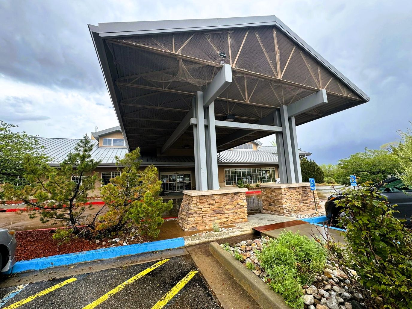 Covered entrance of Los Alamos Assisted Living facility