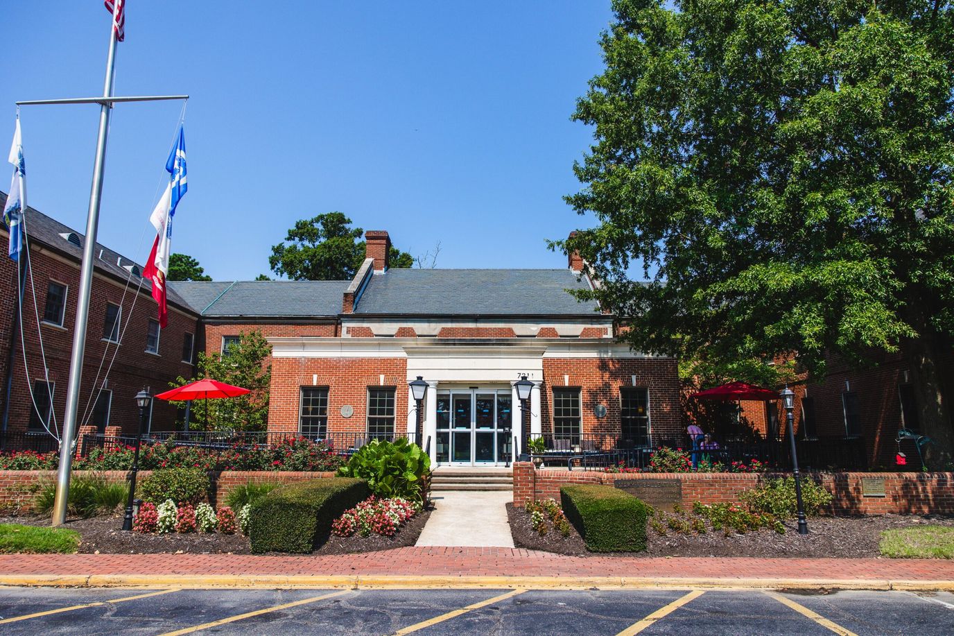 Exterior view of Commonwealth Senior Living at the Ballentine