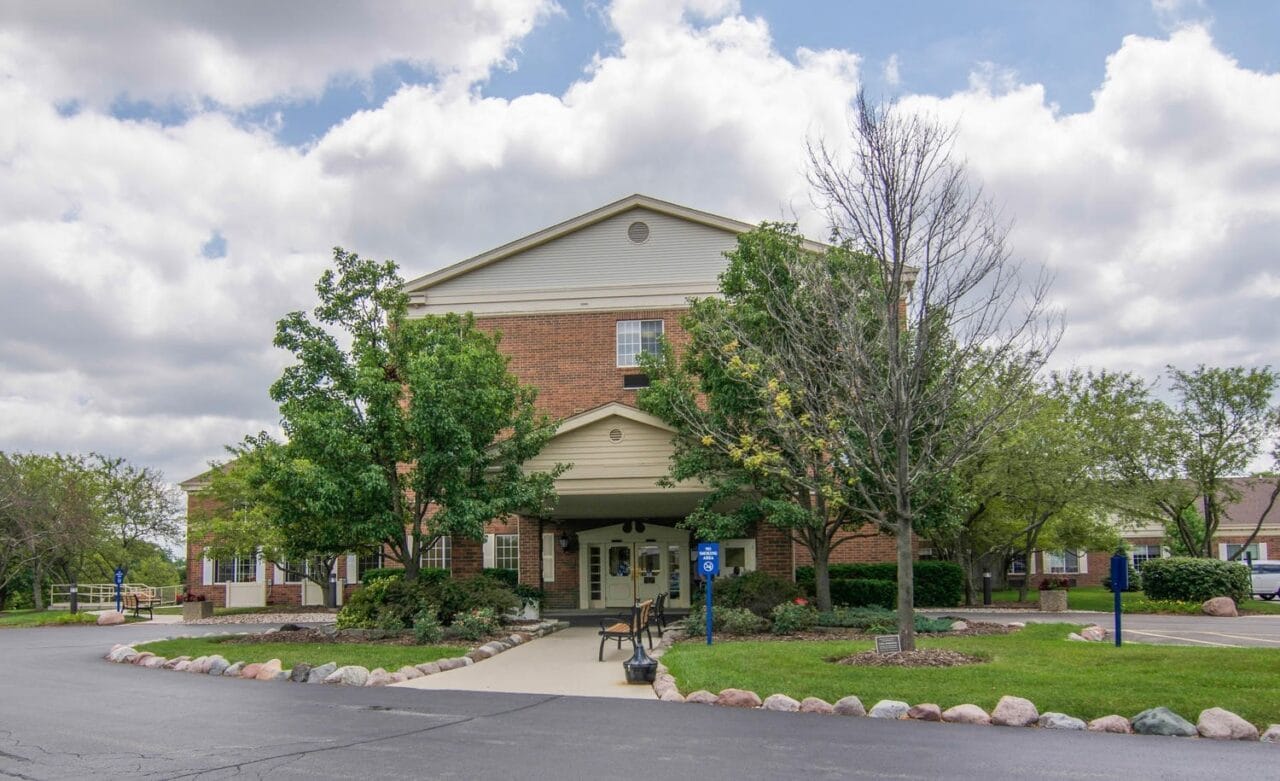 Exterior view of Avantara Libertyville with landscaped path