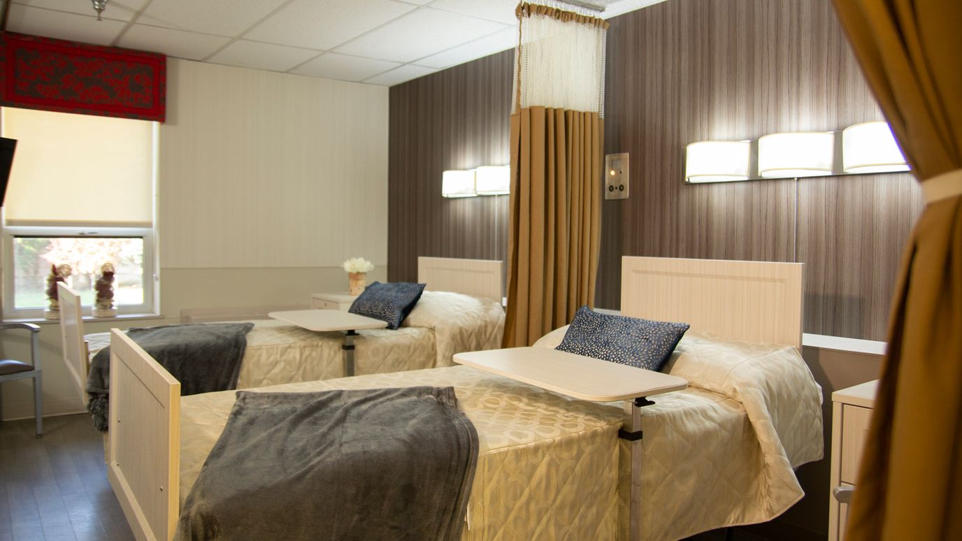 Bright shared room with two beds and modern decor