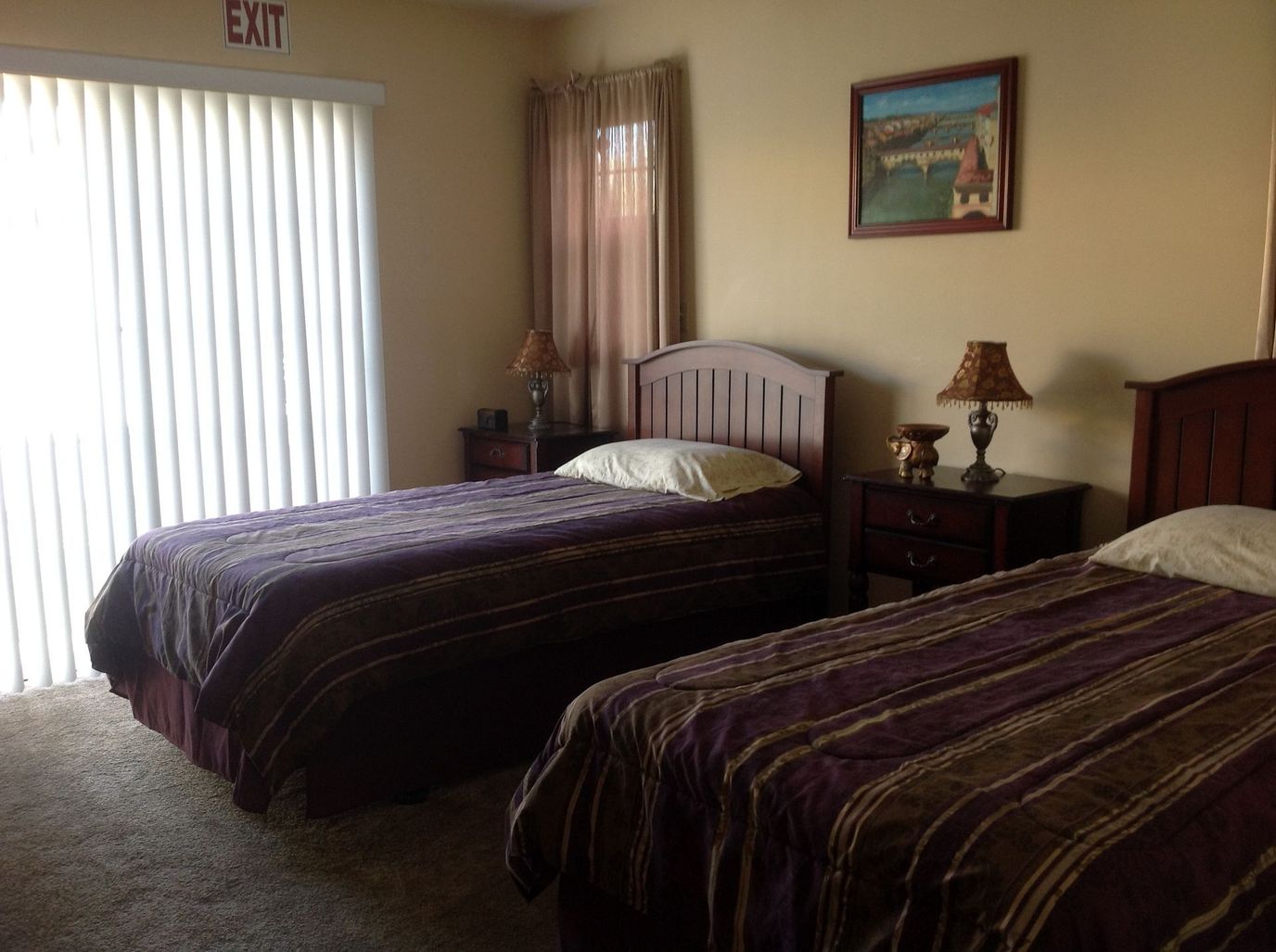 A cozy resident room with twin beds and lamps