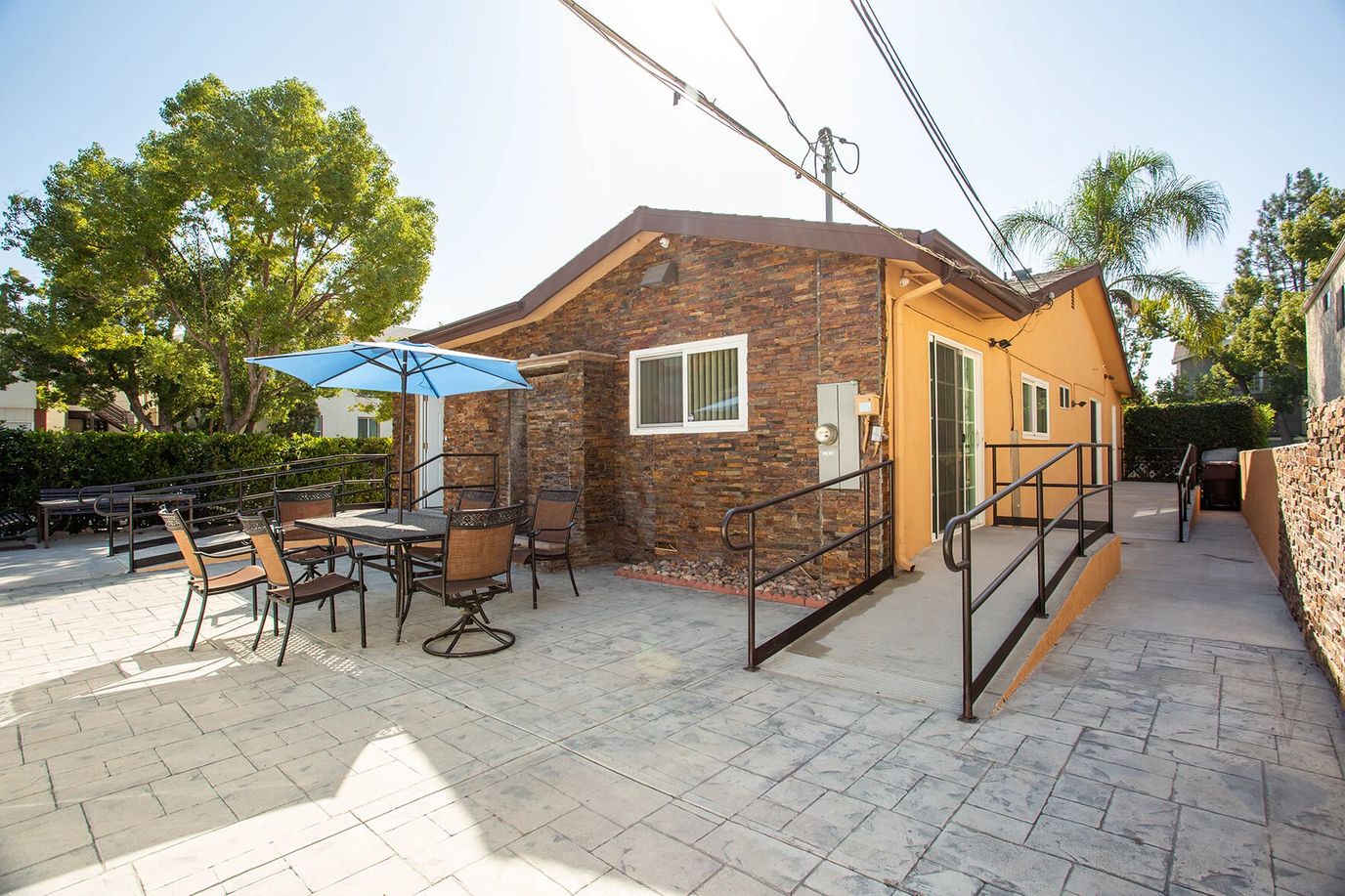 Exterior view of assisted living facility with outdoor seating