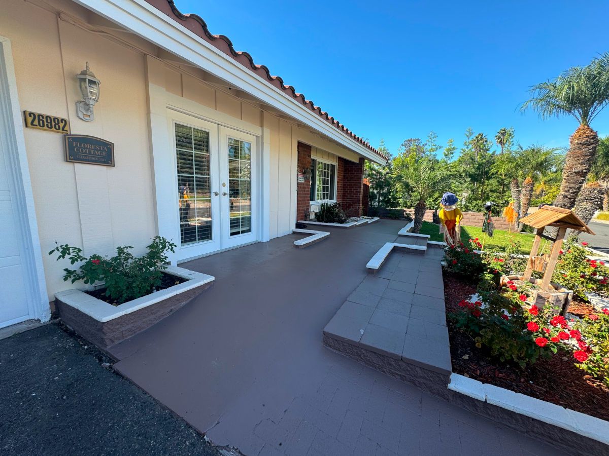 Exterior view of Floresta Cottage with gardens