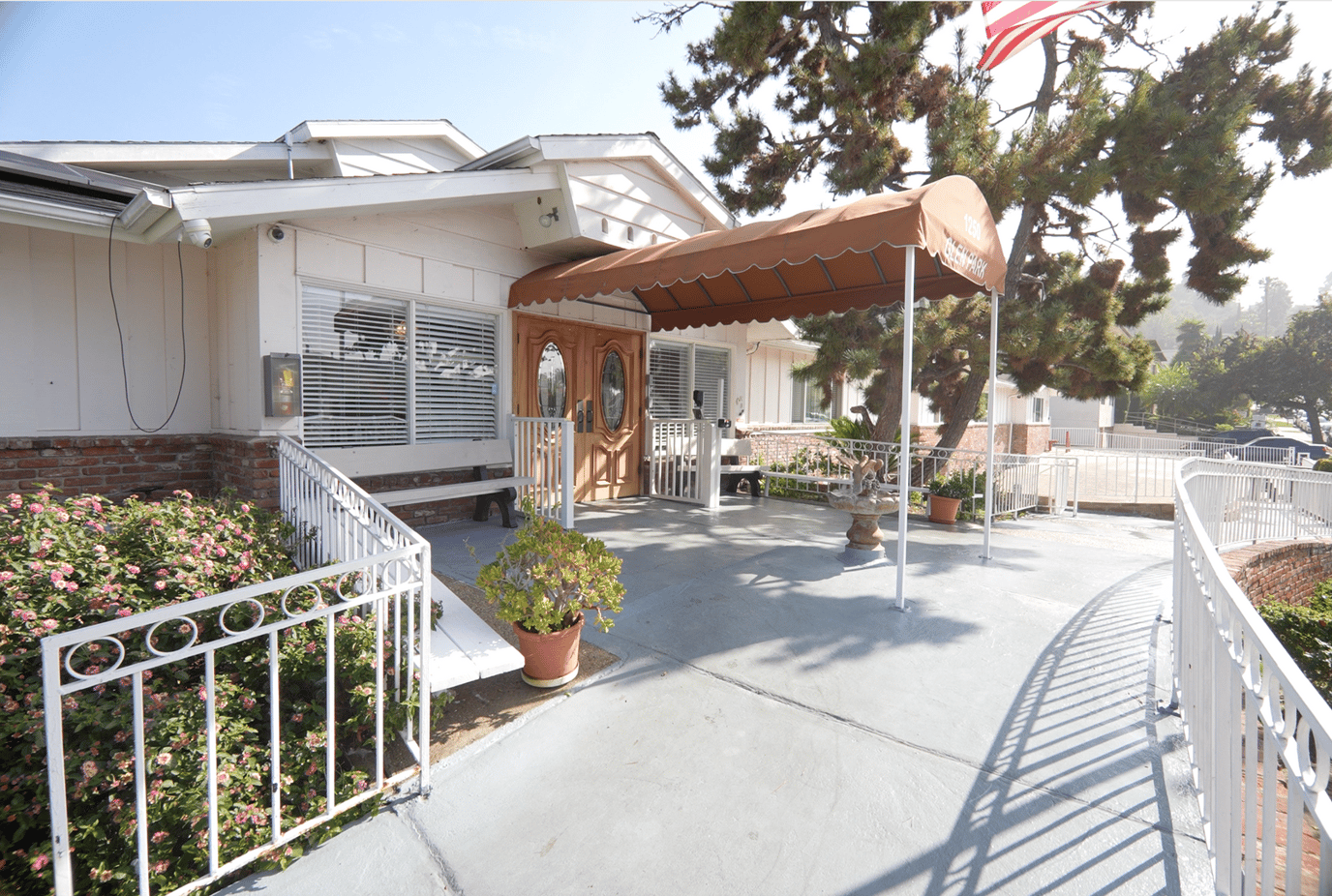 Front entrance of Glen Park at Glendale with awning