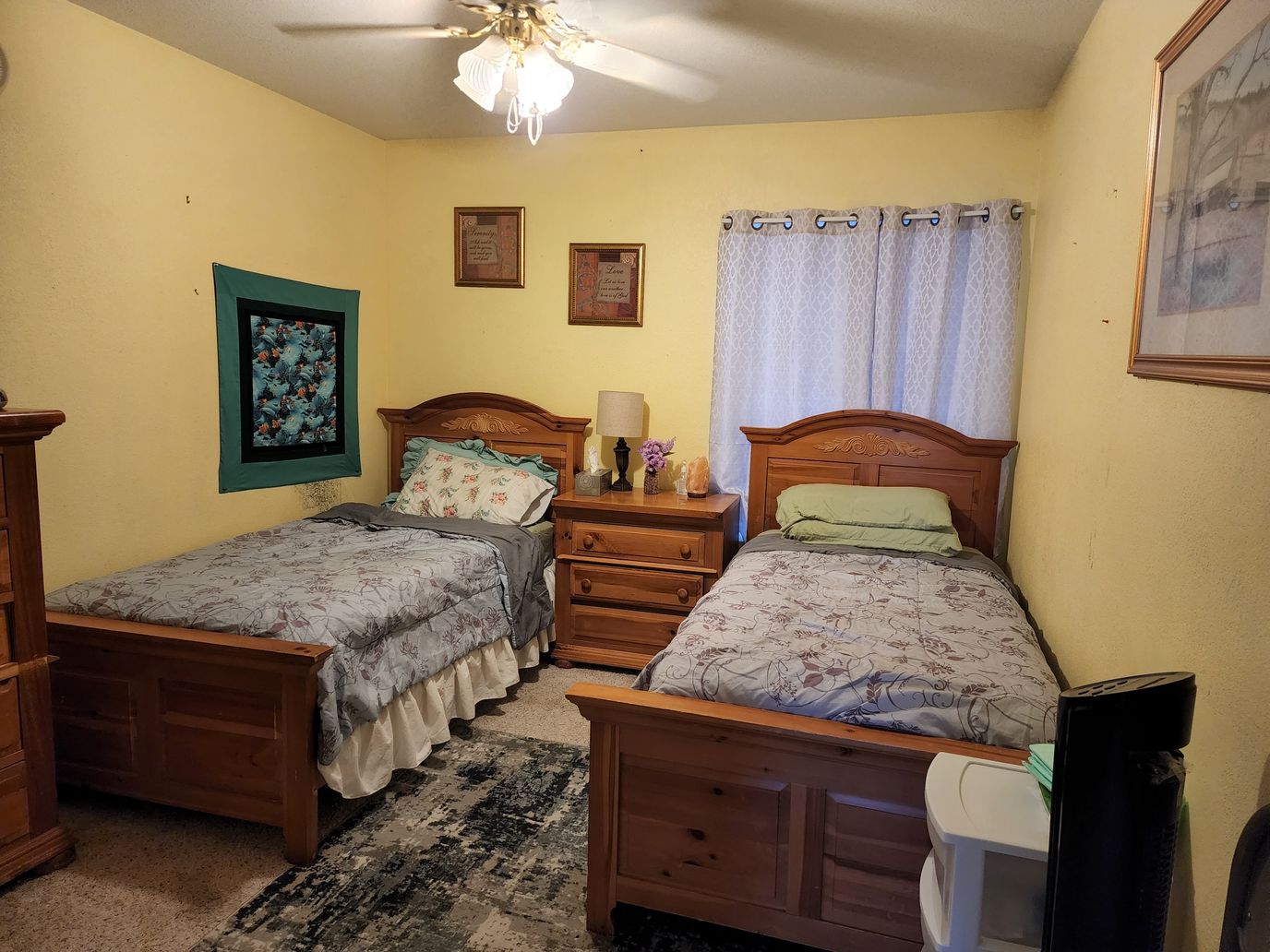 A double-occupancy bedroom with two twin beds