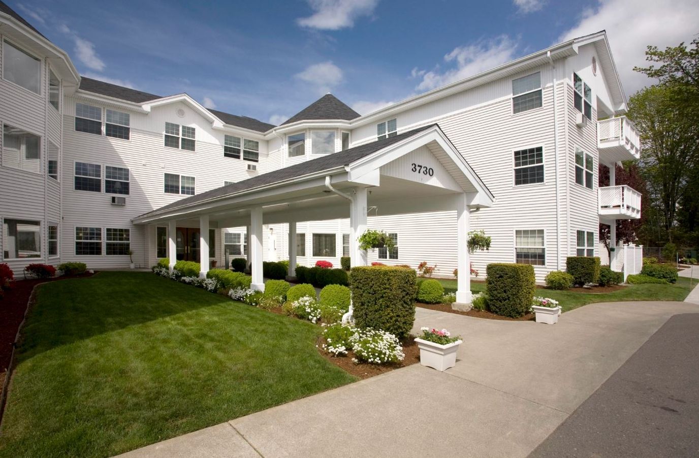 DeTray‘s Colonial Inn Retirement Apartments