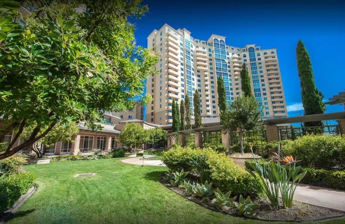 Vi at La Jolla Village