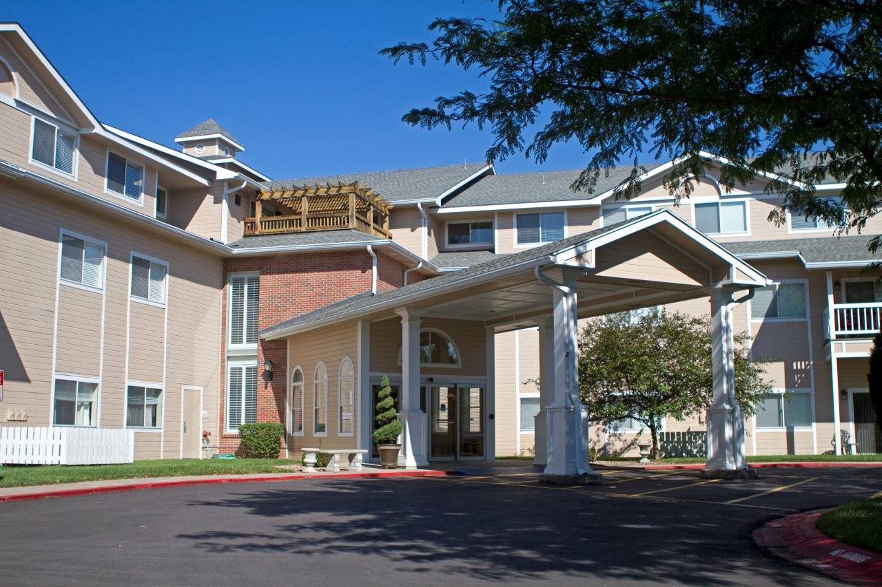 Entrance of The Fountains at Greenbriar with covered entryway