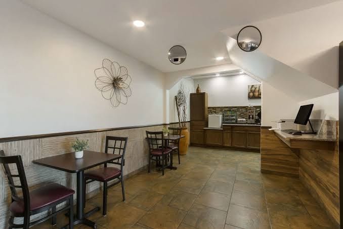 Cozy dining area with tables and chairs at Copper Creek Inn.