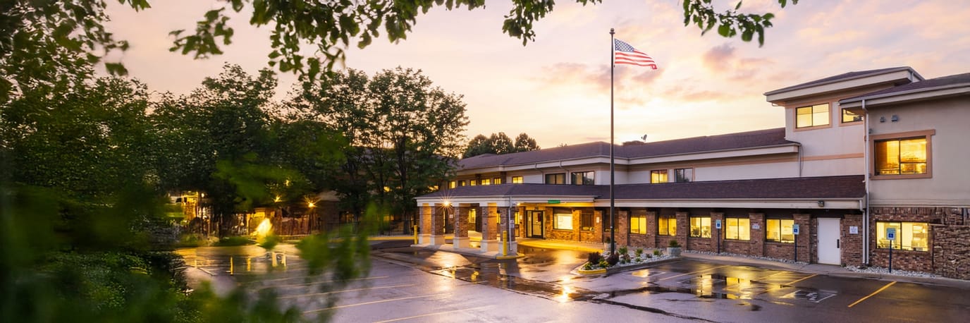 Exterior view of Hilltop Park Post Acute at sunset