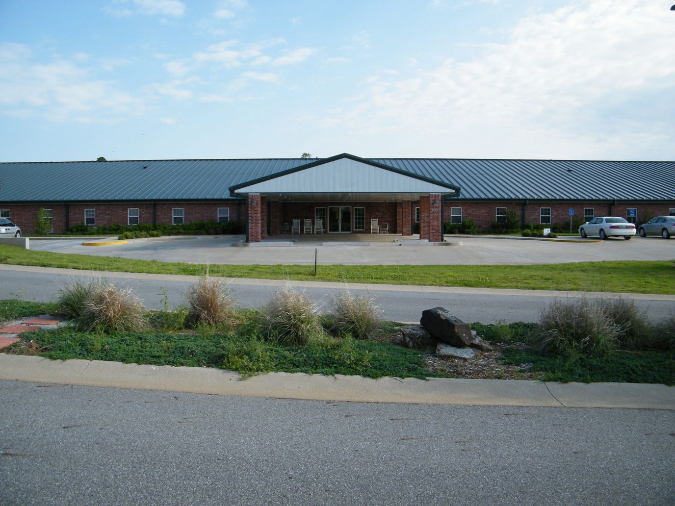 Exterior view of Grandwood Assisted Living facility