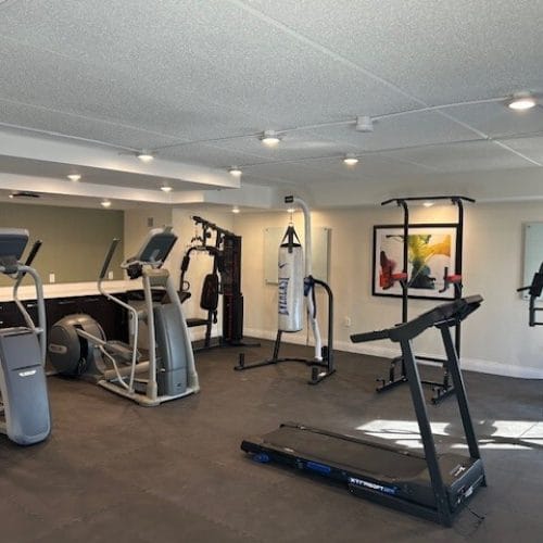 Well-equipped exercise room with fitness machines