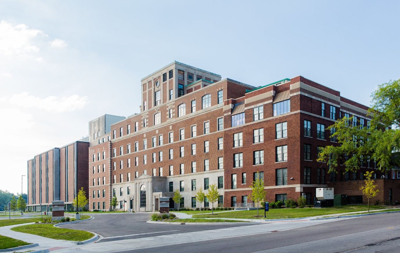 Exterior view of The Vistas of Fox Valley building